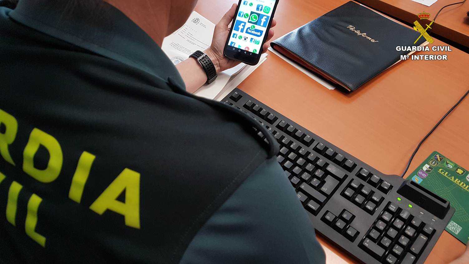 La Guardia Civil detiene en Novelda a tres personas por vejaciones, abusos y amenazas por Whatsapp a una joven con discapacidad La Guardia Civil detiene en Novelda a tres personas por vejaciones, abusos y amenazas por Whatsapp a una joven con discapacidad