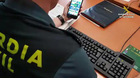 Un agente de la Guardica Civil con un teléfono móvil con acceso a redes sociales Un agente de la Guardica Civil con un teléfono móvil con acceso a redes sociales