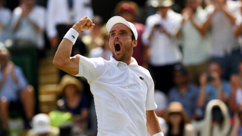 Bautista celebra el triunfo ante Nishikori