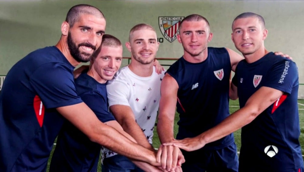 Los jugadores del Athletic se rapan la cabeza en solidaridad con Yeray Álvarez