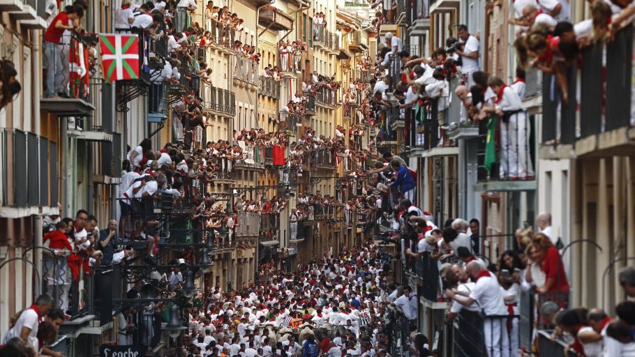 La calle Estafeta de Pamplona abarrotada de gente en el primer encierro de los sanfermines 2017.