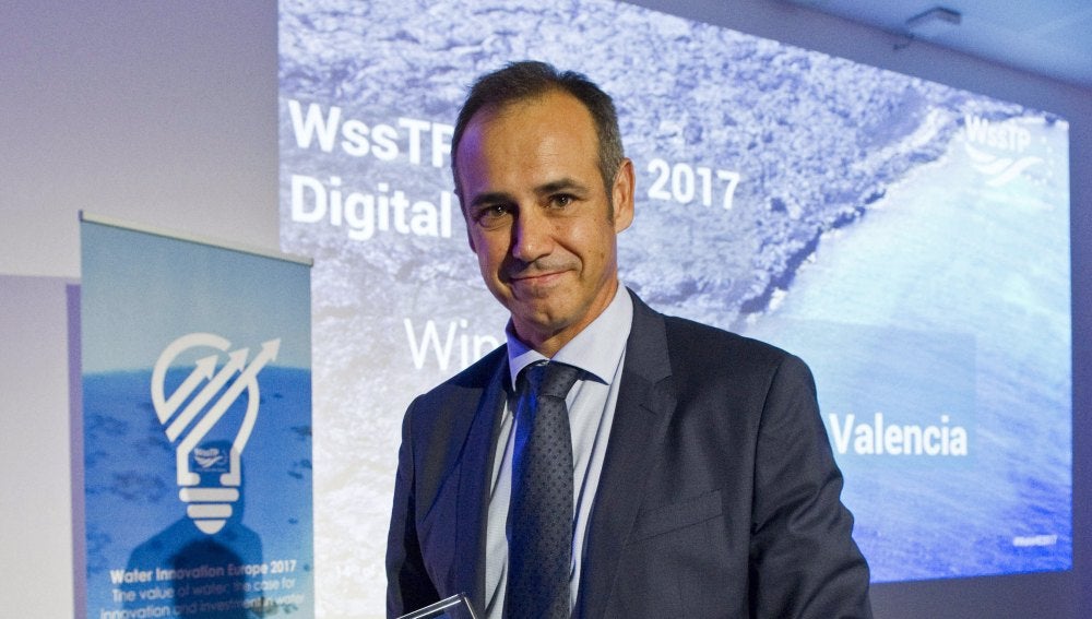 Dionisio García Comín, CEO de Global Omnium, recogiendo el premio anual de la plataforma europea del agua (Water Supply and Sanitation Technology Platform, WssTP), en reconocimiento a la transformación digital de la compañía. 