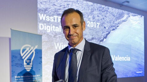 Dionisio Garc&iacute;a Com&iacute;n, CEO de Global Omnium, recogiendo el premio anual de la plataforma europea del agua (Water Supply and Sanitation Technology Platform, WssTP), en reconocimiento a la transformaci&oacute;n digital de la compa&ntilde;&iacute;a. 