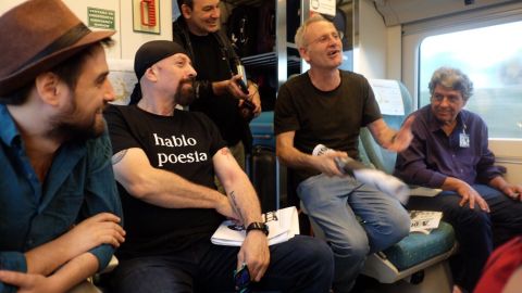 Primera rueda de prensa en el tren negro camino de Gij&oacute;n