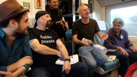 Escritores en el "tren negro" Primera rueda de prensa en el tren negro camino de Gijón