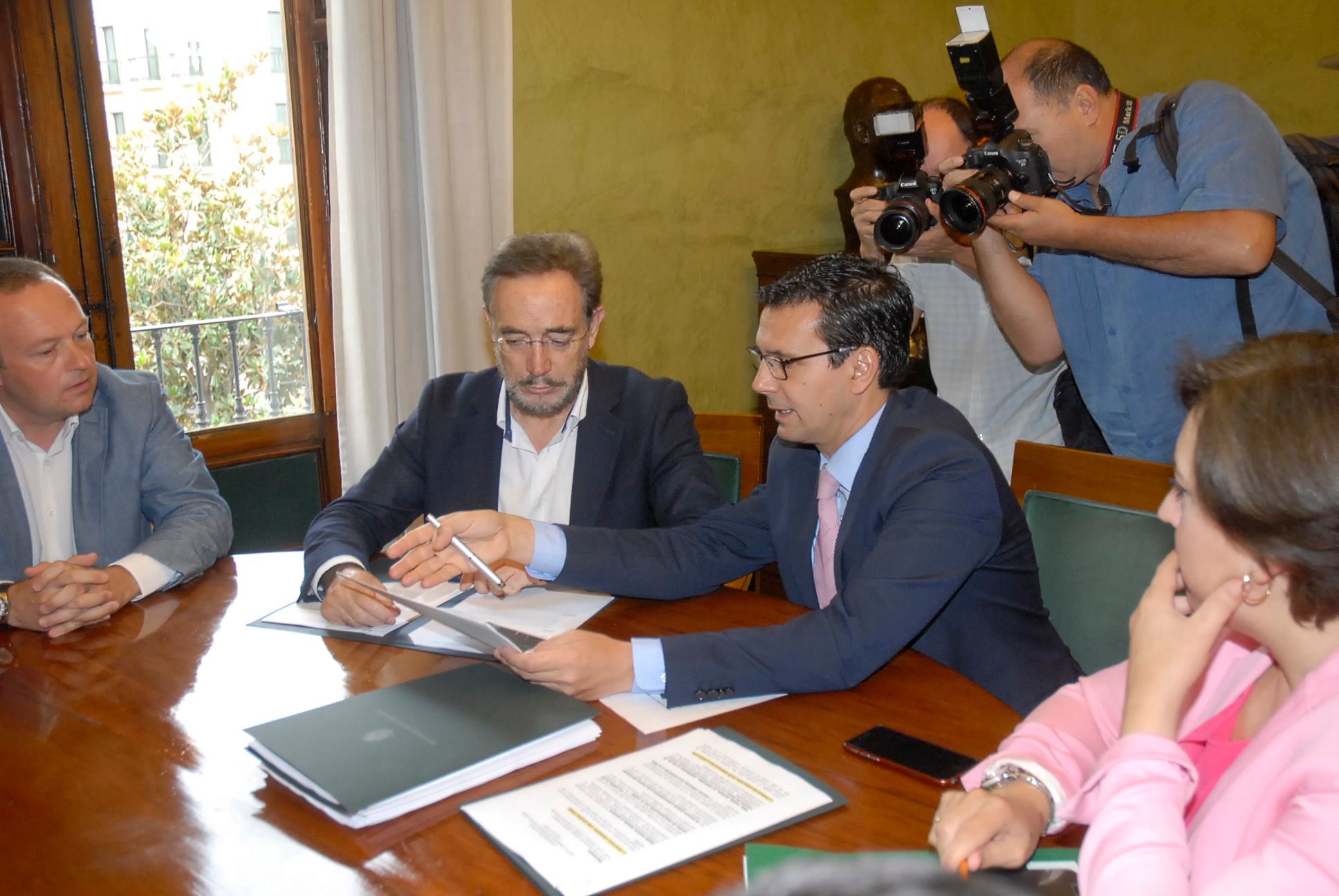 La Junta mantiene la fecha de finales de julio para la llegada del metro La Junta mantiene la fecha de finales de julio para la llegada del metro