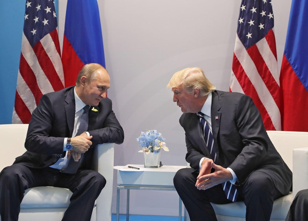 Donald Trump firma un proyecto de ley para imponer nuevas sanciones a Rusia Donald Trump firma un proyecto de ley para imponer nuevas sanciones a Rusia