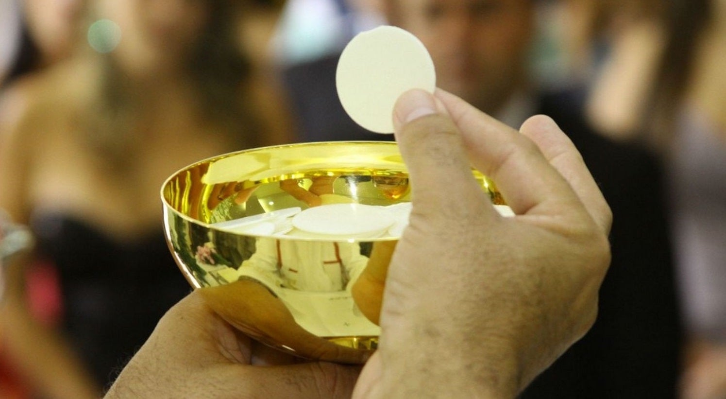 Los celíacos con total intolerancia al gluten deben comulgar bebiendo del cáliz, según la Conferencia Episcopal Española Los celíacos con total intolerancia al gluten deben comulgar bebiendo del cáliz, según la Conferencia Episcopal Española