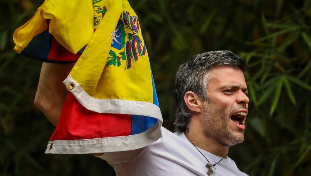 Leopoldo López saluda a sus partidarios desde su casa