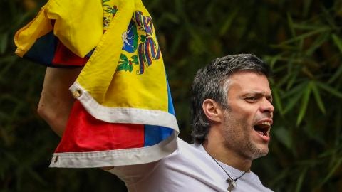 Leopoldo L&oacute;pez saluda a sus partidarios desde su casa