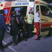 Miembros de los servicios sanitarios se llevan en ambulancia al acróbata accidentado cuando participaba en un espectáculo 