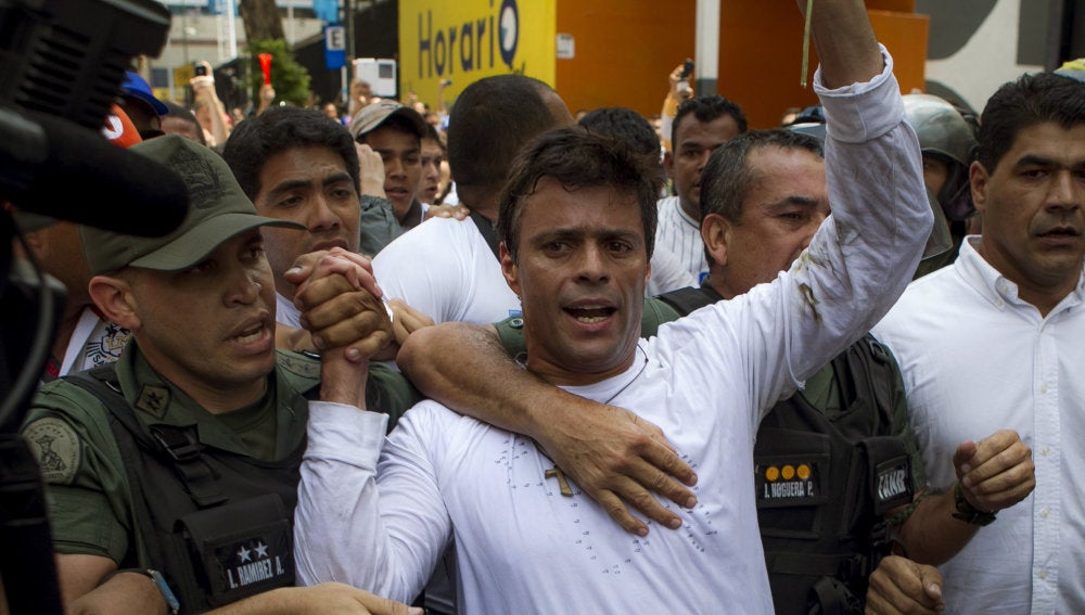 El líder opositor, Leopoldo López, sale de prisión bajo arresto domiciliario