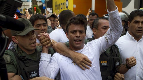 El l&iacute;der opositor, Leopoldo L&oacute;pez, sale de prisi&oacute;n bajo arresto domiciliario