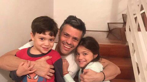 Leopoldo L&oacute;pez junto a sus hijos