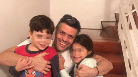 Leopoldo L&oacute;pez junto a sus hijos