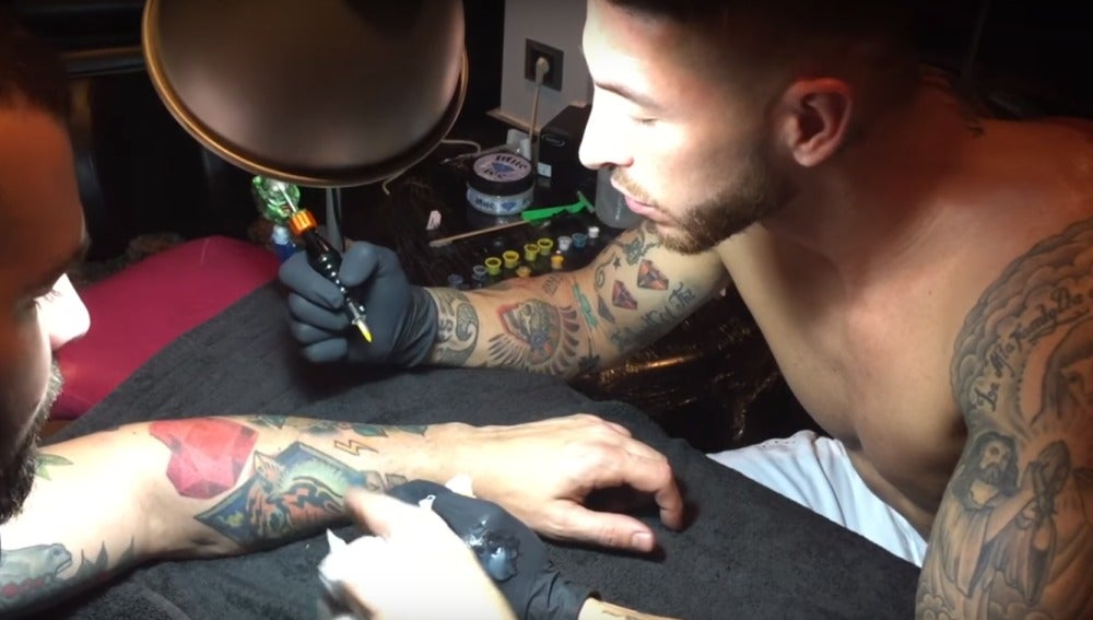 Sergio Ramos hace su primer tatuaje