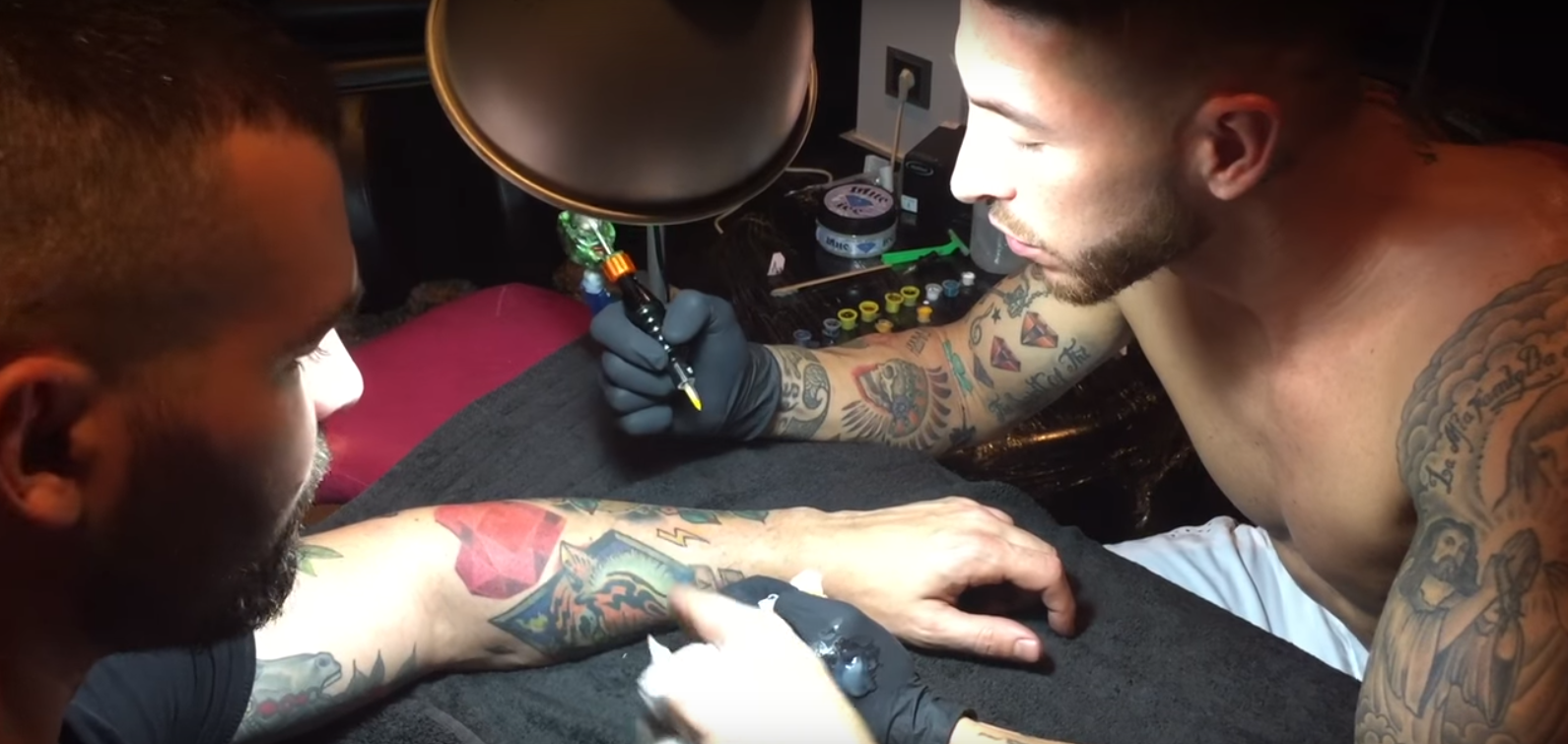 Sergio Ramos debuta como tatuador Sergio Ramos debuta como tatuador