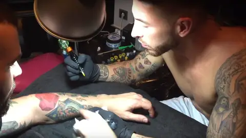Sergio Ramos hace su primer tatuaje Sergio Ramos hace su primer tatuaje