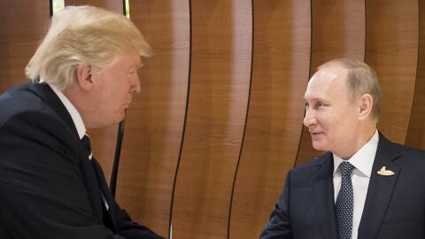 El presidente estadounidense, Donald J. Trump, y el presidente ruso, Vlad&iacute;mir Putin, en la cumbre de l&iacute;deres de estado y gobierno del G20