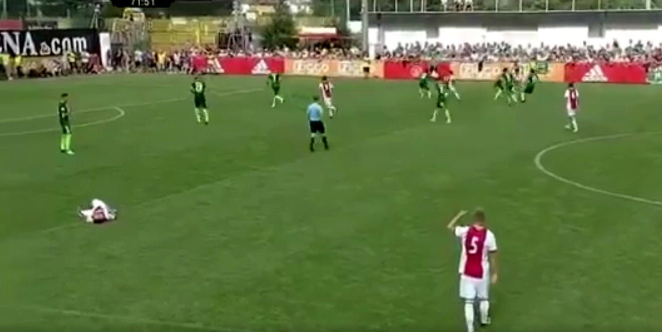Un jugador de 20 años del Ajax se desmaya en pleno partido por un problema cardiaco Un jugador de 20 años del Ajax se desmaya en pleno partido por un problema cardiaco