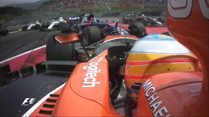 Fernando Alonso arremete contra Kvyat tras su abandono: "No se puede jugar a los bolos" Fernando Alonso arremete contra Kvyat tras su abandono: "No se puede jugar a los bolos"
