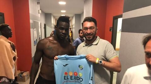 Balotelli, con la camiseta del CD Ejido 2012