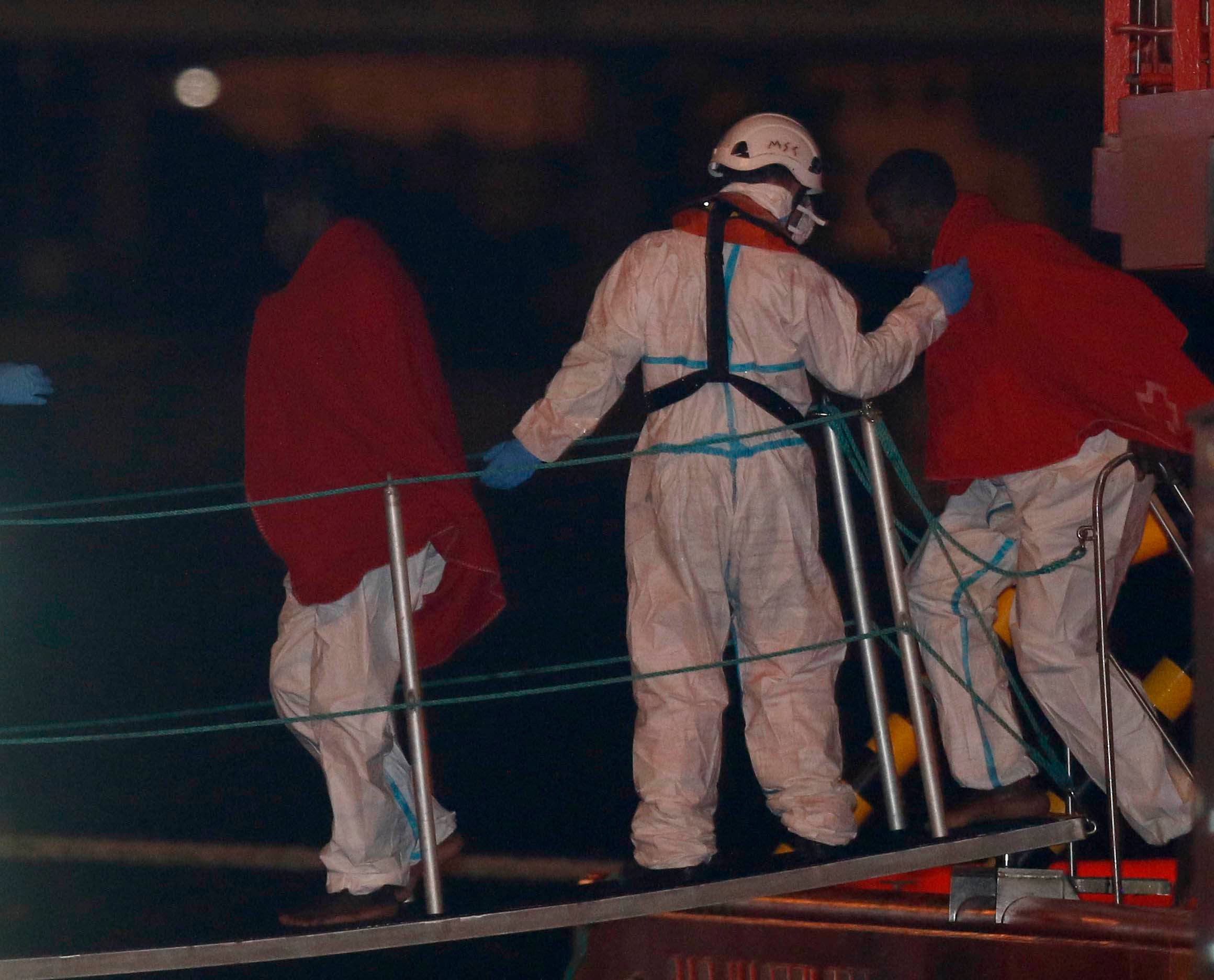 Rescatan una embarcación con 56 personas al sur de Barbate (Cádiz) Rescatan una embarcación con 56 personas al sur de Barbate (Cádiz)
