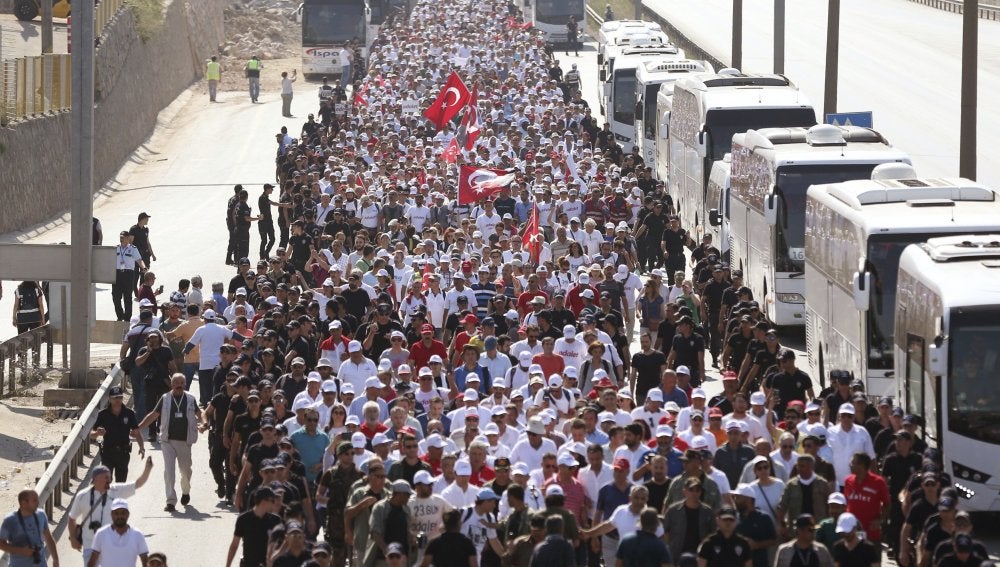 Simpatizantes del partido turco opositor participan en la 'Marcha de la Justicia' 
