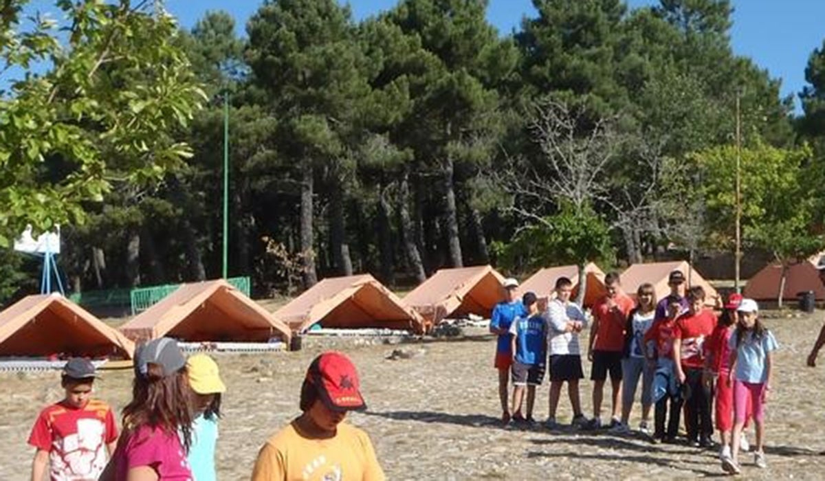 Los campamentos y escuelas de verano no tendrán limitación de aforo pero las actividades serán en grupos de diez personas Los campamentos y escuelas de verano no tendrán limitación de aforo pero las actividades serán en grupos de diez personas