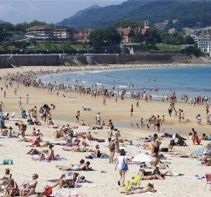 Numerosos vecinos y turistas ayer en la playa de La Concha de San Sebastián Numerosos vecinos y turistas ayer en la playa de La Concha de San Sebastián