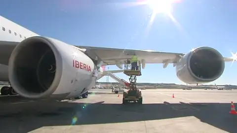 Multan a Iberia con 25.000 euros por exigir un test de embarazo a sus azafatas Multan a Iberia con 25.000 euros por exigir un test de embarazo a sus azafatas