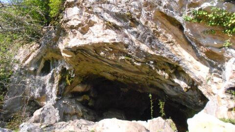 Entrada a la cueva Aitzbitarte IV, en Errenteria