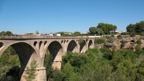 El puente conecta las ermitas de Santa Quit&egrave;ria y la Mare de D&eacute;u de Gr&agrave;cia.