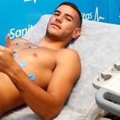 Theo Hernández pasa el reconocimiento médico con el Real Madrid