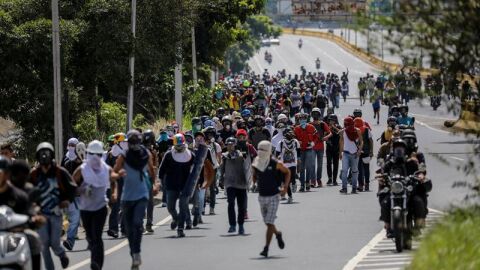 Opositores participan en una manifestaci&oacute;n el 6 de julio de 2017, en Caracas (Venezuela)