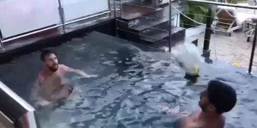 Exhibición de toques entre Messi y Luis Suárez en la piscina Exhibición de toques entre Messi y Luis Suárez en la piscina