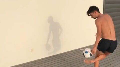Enzo Zidane dando toques al bal&oacute;n