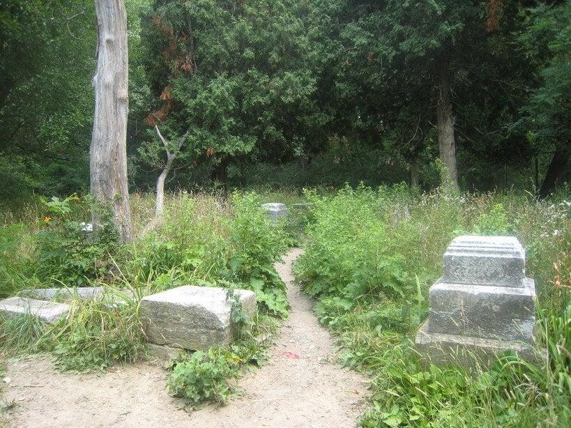 Ecos del Pasado: Las apariciones en un cementerio de Chicago Ecos del Pasado: Las apariciones en un cementerio de Chicago