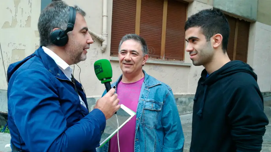 Carlos Alsina entrevistando a Víctor y Aitor Ferrero, ciudadanos de Ermua Carlos Alsina entrevistando a Víctor y Aitor Ferrero, ciudadanos de Ermua