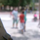 Imagen de varios niños jugando al aire libre en un campamento Imagen de varios niños jugando al aire libre en un campamento