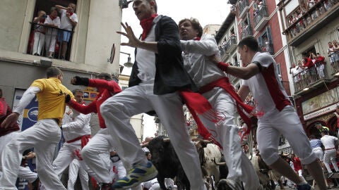 Los mozos corren el tramo de Mercaderes juntos a los toros de Fuente Ymbro.