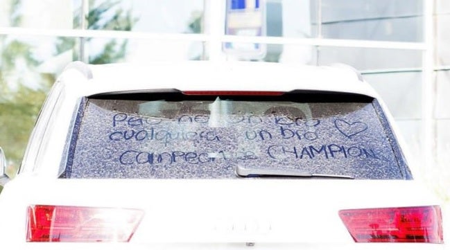 El divertido mensaje que le han dejado a Isco en la luna trasera de su coche El divertido mensaje que le han dejado a Isco en la luna trasera de su coche