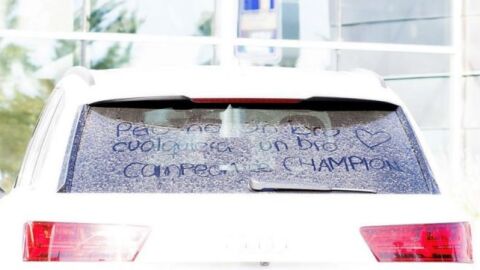La luna del coche de Isco a su llegada a La Moraleja