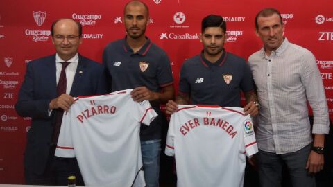 Presentaci&oacute;n de Pizarro y Banega como nuevos jugadores del Sevilla.