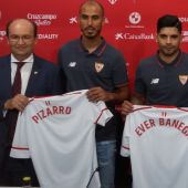 Presentación de Pizarro y Banega como nuevos jugadores del Sevilla.