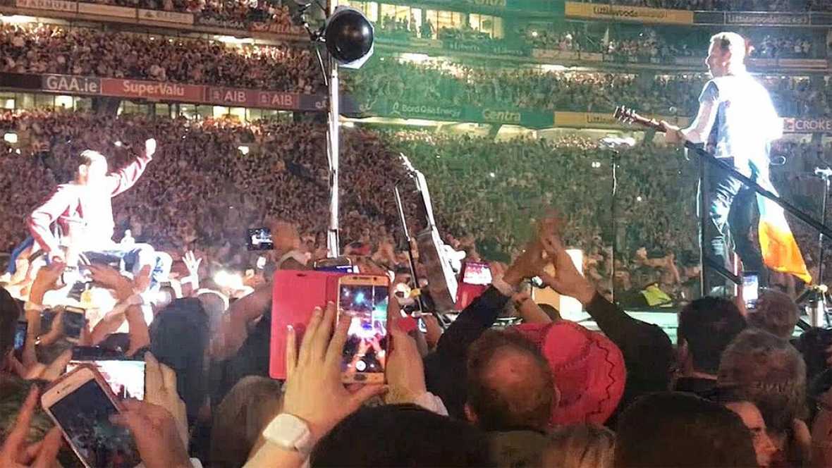 El público aúpa a un fan en silla de ruedas de Coldplay y acaba cantando con el guitarrista El público aúpa a un fan en silla de ruedas de Coldplay y acaba cantando con el guitarrista