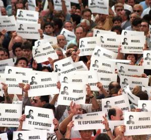 Imagen de 1997 de una manifestación en la que se pedía la liberación de Miguel Ángel Blanco Imagen de 1997 de una manifestación en la que se pedía la liberación de Miguel Ángel Blanco