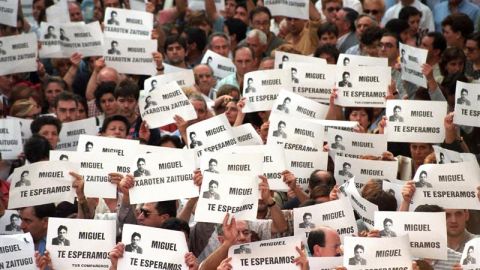 Imagen de 1997 de una manifestaci&oacute;n en la que se ped&iacute;a la liberaci&oacute;n de Miguel &Aacute;ngel Blanco