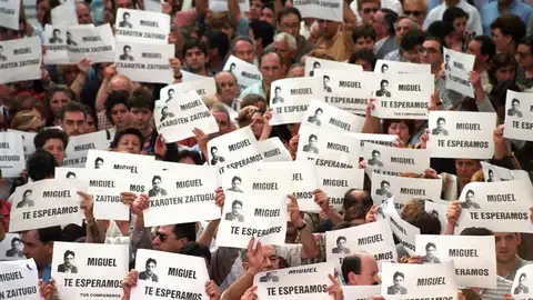 Imagen de 1997 de una manifestación en la que se pedía la liberación de Miguel Ángel Blanco Imagen de 1997 de una manifestación en la que se pedía la liberación de Miguel Ángel Blanco