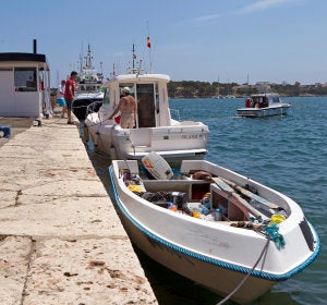 Patera en el puerto de Mallorca Patera en el puerto de Mallorca